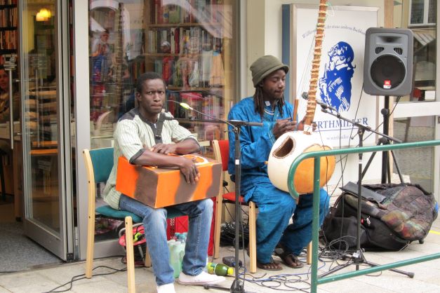 Live-Musik vor der Buchhandlung